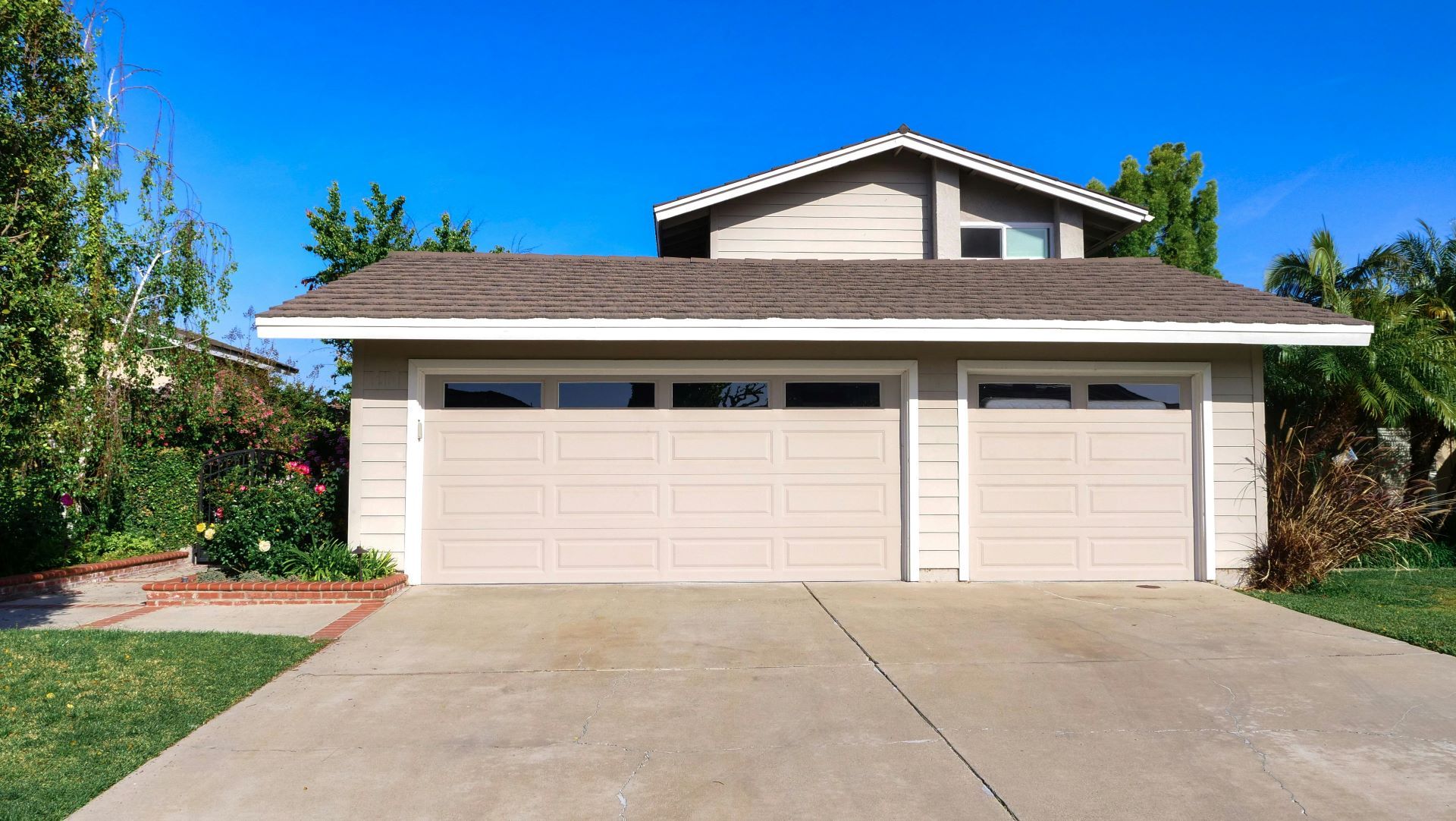 High pressure cleaning Gold Coast — driveway being cleaned