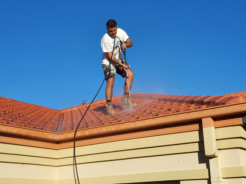 painter-on-a-roof-gold-coast